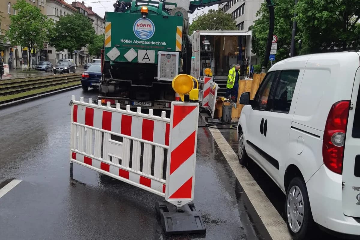 Abgesicherte Einsatzstelle der Höfler GmbH im Straßenraum