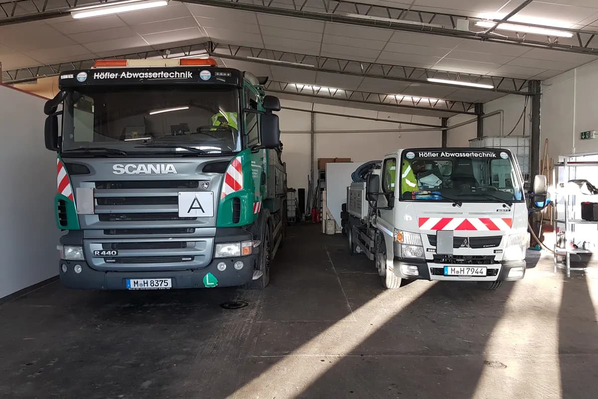 Saug- und Spülfahrzeuge der Höfler GmbH in der Fahrzeughalle