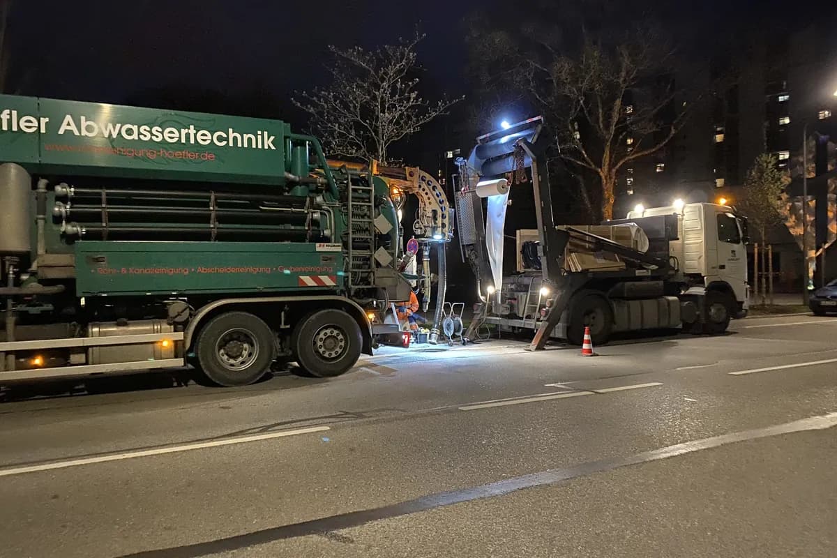 Nächtlicher Kanaleinsatz der Höfler GmbH mit beleuchtetem Saugwagen