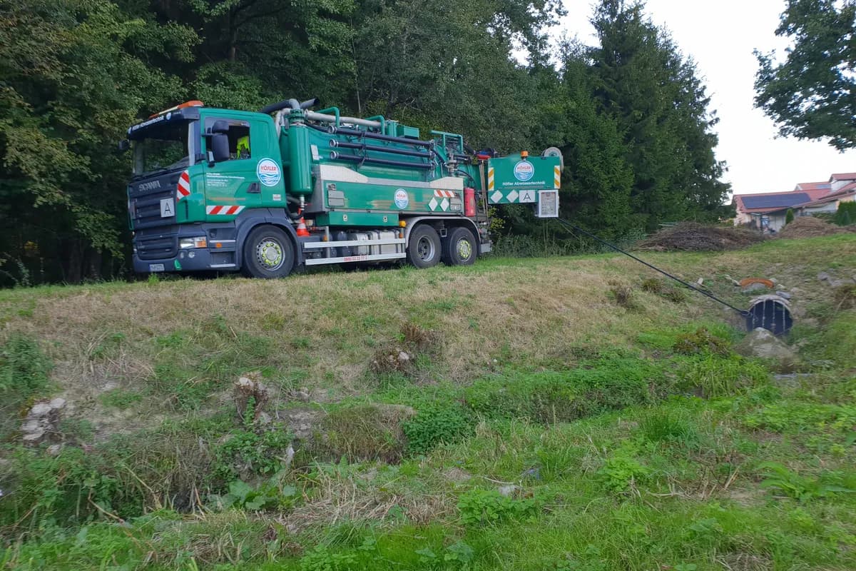 Saug- und Spülfahrzeug der Höfler GmbH im Einsatz an einem Durchlass am Feldrand