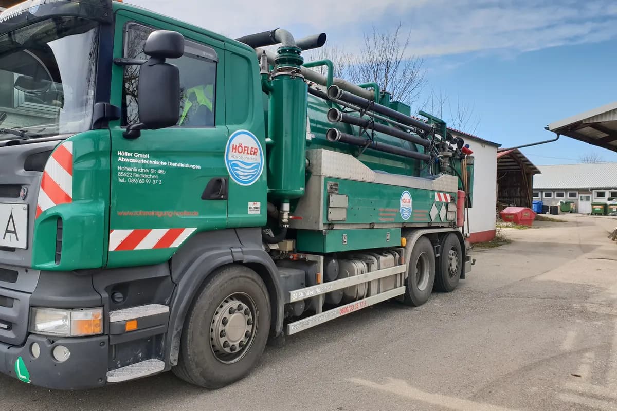 Grünes Saug- und Spülfahrzeug der Höfler GmbH auf dem Betriebshof