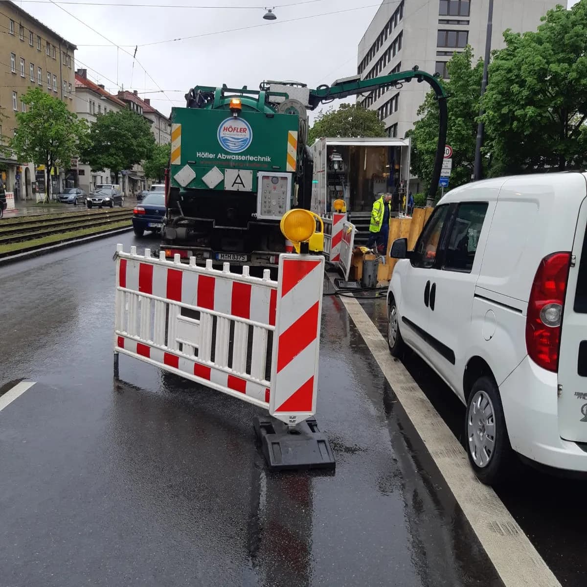 Einsatzfahrzeug der Höfler GmbH an einer abgesicherten Baustelle im Straßenraum