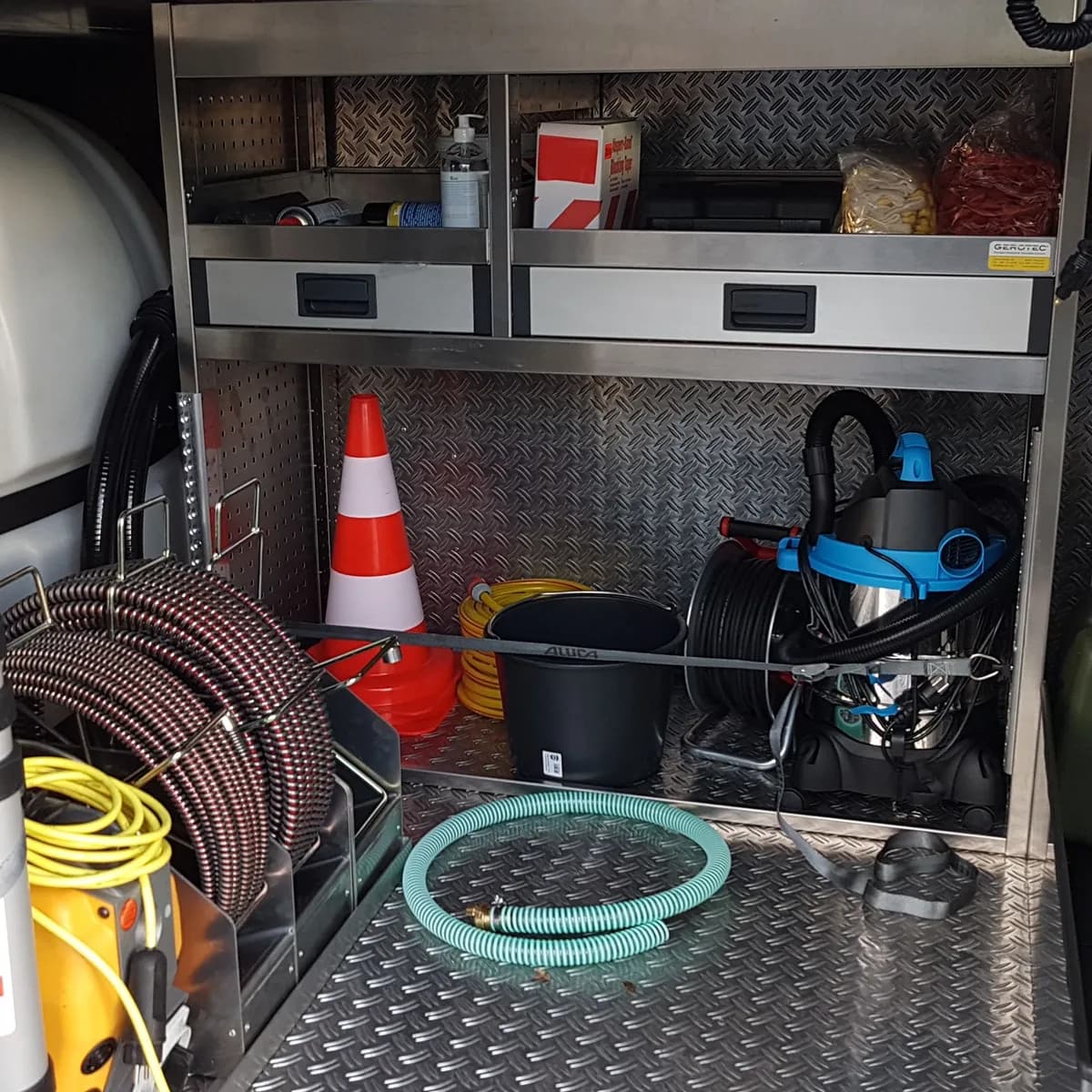 Ausgerüsteter Transporter der Höfler GmbH mit Spiralen, Werkzeug und Technik
