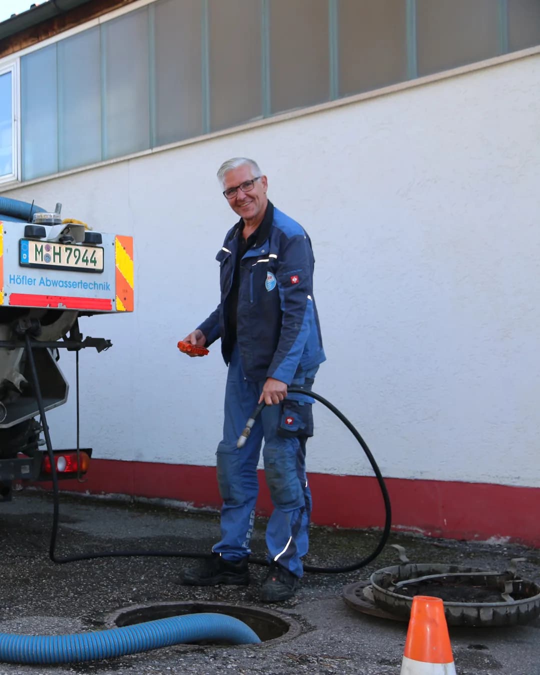 Monteur der Höfler GmbH bei der Hochdruckspülung am offenen Schacht