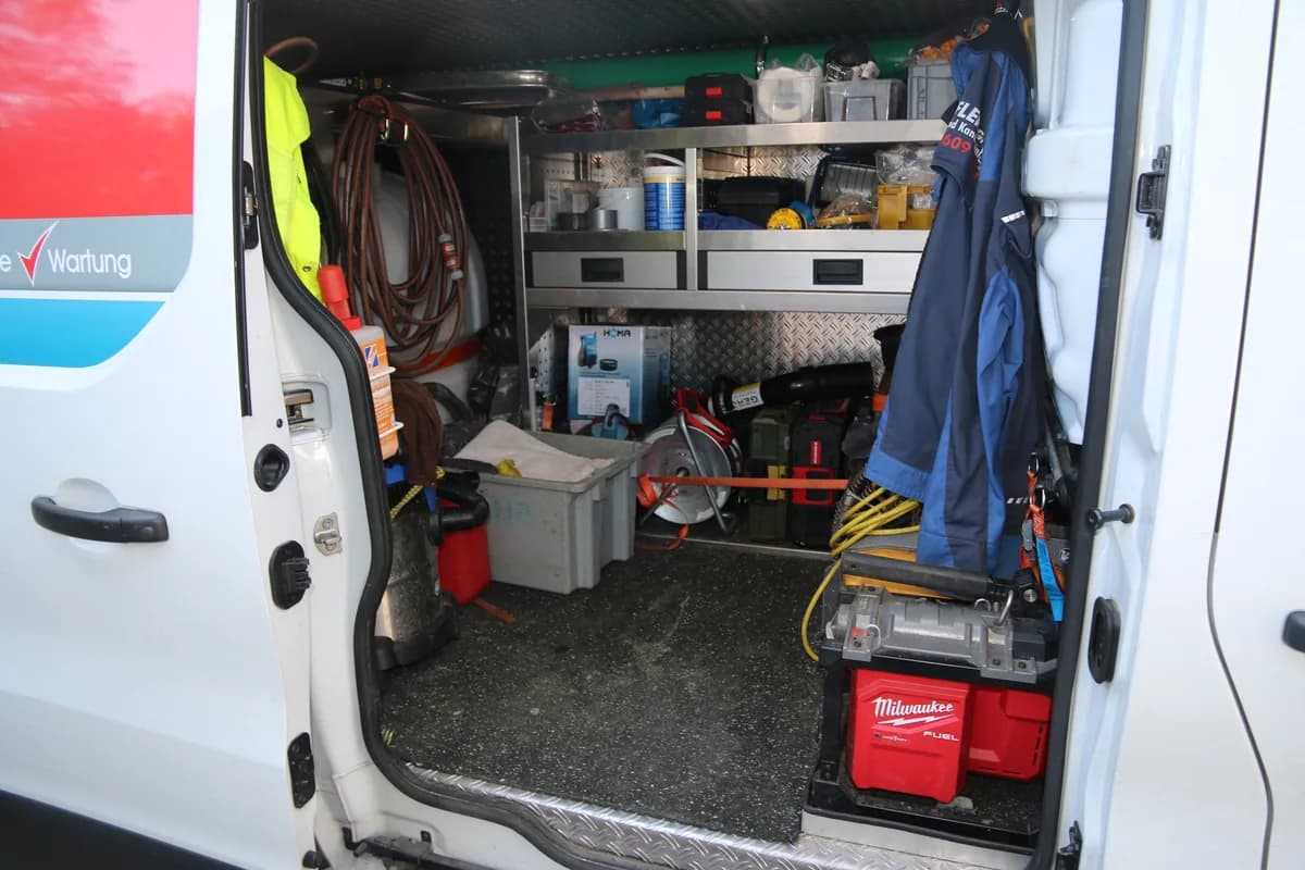 Ausgerüsteter Transporter mit Werkzeug und Technik